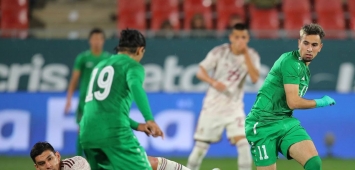 هيران أحمد لاعب منتخب العراق (يمينًا) في مواجهة المكسيك الودية العام الماضي في إسبانيا (FACEBOOK / IFA)