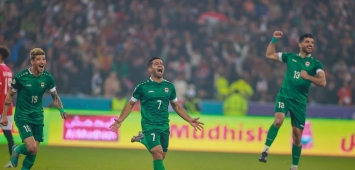 حسين لاعب منتخب العراق يتوسط وسط الصورة محتفلًا بالتتويج بلقب خليجي 25 (Facebook / ifa)