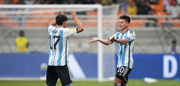 قائد الأرجنتين تحت 17 عاماً كلاوديو إتشيفيري (يميناً) يحتفل بثلاثيته في مرمى البرازيل (X/Argentina) وين وين winwin