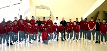 لاعبي العنابي خلال تواجدهم في متحف قطر الوطني خلال معسكر الأدعم ون ون winwin twitter/QFA
