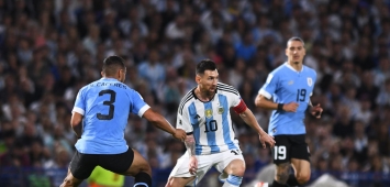 لقطة من مواجهة الأرجنتين والأوروغواي في تصفيات كأس العالم 2026 (Getty) ون ون winwin