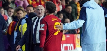 لويس دي لا فوينتي مدرب منتخب إسبانيا رفقة غافي متأثرًا خلال مباراة إسبانيا وجورجيا بتصفيات يورو 2024 winwin ون ون twitter/sport