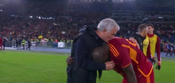 جوزي مورينيو يقبل قفا هدافه ونجمه روميلو لوكاكو بعد هدفه الغالي في شباك ليتشي(X- JoueursBE)