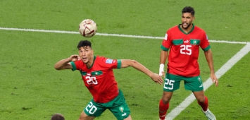 أشرف داري (يسار) ويحيى عطية الله مع المنتخب المغربي ضد كرواتيا في مونديال 2022 (Getty) ون ون winwin