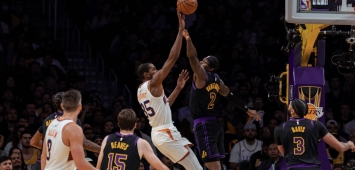 صراع على الكرة بين لاعبي ليكرز وصنز في ربع نهائي كأس الرابطة الأمريكية للمحترفين (X/@Suns)