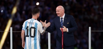 جياني إنفانتينو وليونيل ميسي من مراسم تتويج الأرجنتين بلقب كأس العالم 2022 (Getty) ون ون winwin
