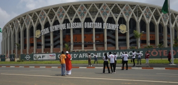 مشجعون يقفون خارج ملعب "الحسن واتارا" قبل مباراة نيجيريا وغينيا الاستوائية في الجولة الأولى من دور المجموعات لنهائيات كأس أمم أفريقيا 2023