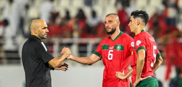 وليد الركراكي مدرب المغرب برفقة لاعبيه نايف أكرد ورومان سايس (Getty) ون ون winwin