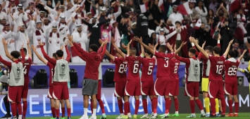 لاعبو قطر يحتفلون مع جماهيرهم بعد الفوز على فلسطين (Getty) وين وين winwin