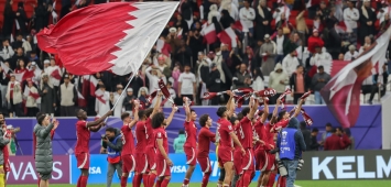 نجوم منتخب قطر يحتفلون مع الجماهير بعد الفوز على أوزبكستان (X/QNA_Sports) وين وين winwin