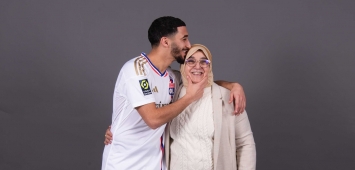 الجزائري سعيد بن رحمة رفقة والدته خلال توقيعه مع نادي ليون الفرنسي (twitter/ OL) ون ون winwin