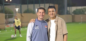 نجم منتخب العراق أمجد عطوان (يميناً) بجانب مدرب المنتخب خيسوس كاساس (Facebook/IraqFA)) وين وين winwin