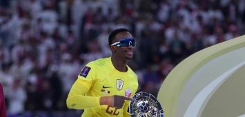 مشعل برشم حارس منتخب قطر مرتديا النظارة بعد نهائي كأس آسيا 2024 (X/QSL) ون ون winwin
