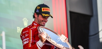 سائق فيراري الإسباني كارلوس ساينس يحتفل بتتويجه بلقب جائزة أستراليا الكبرى (X/Carlossainz55) وين وين winwin