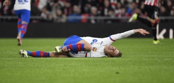 دي يونج متألمًا من إصابته في مباراة برشلونة وأتلتيك بلباو (X: SER)