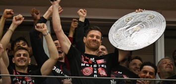 تشابي ألونسو مدرب باير ليفركوزن يحتفل بلقب الدوري الألماني رفقة لاعبيه (Getty) ون ون winwin