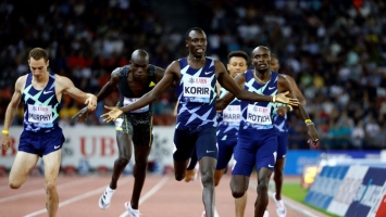 الكيني إيمانويل كيبكوروي كورير يحتفل بعد فوزه بسباق 800 متر رجال في لقاء ألعاب القوى في زيورخ في 9 سبتمبر 2021 (Getty) 