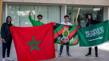 مشجعون يرفعون الأعلام العربية التي أحرزت الفوز في كأس العالم 