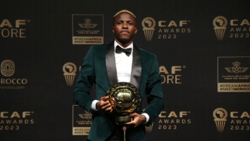النيجيري فيكتور أوسيمين لاعب نابولي الإيطالي الفائز بجائزة أفضل لاعب أفريقي 2023 (Getty) ون ون winwin