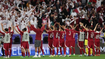 لاعبو قطر يحتفلون مع جماهيرهم بعد الفوز على فلسطين (Getty) وين وين winwin