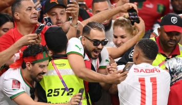 في أحضان الجماهير.. عبد الحميد صبري يحتفل بفوز المغرب على بلجيكا في كأس العالم