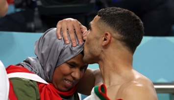 لقطة اليوم.. أشرف حكيمي يقبل رأس والدته بعد انتصار المغرب التاريخي على بلجيكا