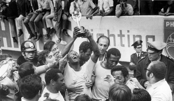 الأسطورة البرازيلية بيليه يرفع كأس العالم 1970 (Getty/غيتي) ون ون winwin