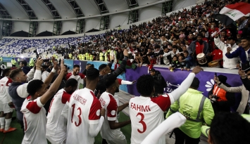 احتفال بهيج للاعبي المنتخب العماني مع جماهيرهم بعد المباراة