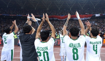 لاعبو العراق يبادلون الجماهير التحية عقب بلوغ نهائي خليجي 25