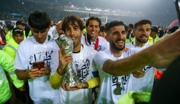 لاعبو العراق يحتفلون بكأس الخليجي مع الجماهير