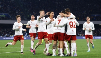 لاعبو روما يحتفلون مع ستيفان الشعراوي بهدف التعادل في مرمى نابولي