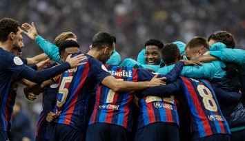 لاعبو برشلونة يحتفلون بـ"هدف الأمان" من توقيع بيدري