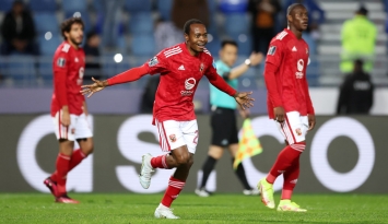 احتفال الجنوب أفريقي بيرسي تاو بتسجيل الهدف الثالث للأهلي المصري