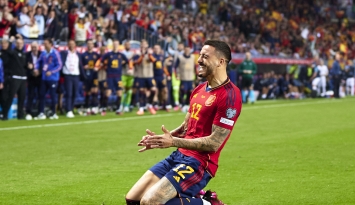 احتفل الإسباني خوسيلو بعد تسجيله الهدف الثالث لفريقه خلال مباراة المجموعة الأولى في تصفيات كأس الأمم الأوروبية 2024 بين إسبانيا والنرويج