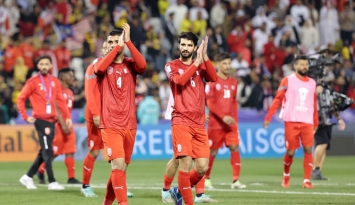 احتفال لاعبين البحرين بالفوز رفقة جماهيرهم بعد نهاية المباراة (Getty)