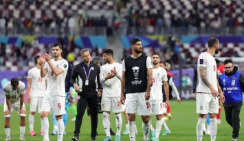احتفال لاعببي إيران مع الجماهير بالتأهل بعد نهاية المباراة (Getty)
