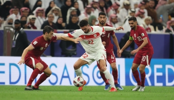 باسل جرادي في مواجهة ثلاثة لاعبين قطريين (winwin)