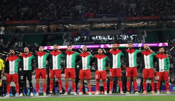 دخل لاعبو منتخب الفدائي مواجهة إيران بألوان علم فلسطين (winwin)