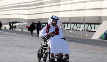 مشجع قطري من أصحاب الهمم حضر مباراة العنابي وطاجيكستان (winwin)