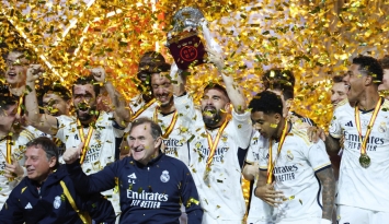 لاعبو ريال مدريد يحتفلون بلقب كأس السوبر الإسباني (Getty)