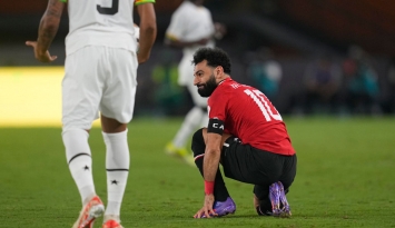محمد صلاح تعرض لإصابة وغادر الملعب قبل نهاية الشوط الأول (Getty)