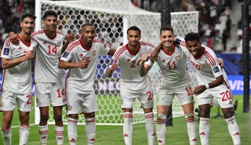 لاعبو الإمارات يحتفلون بالفوز المحقق على حساب هونغ كونغ (Getty)