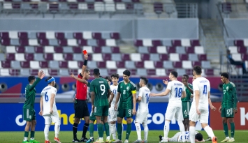 أزمة المنتخب السعودي تضاعفت بعد طرد أحد لاعبيه أمام أوزبكستان