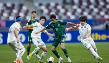 حصار كبير تعرض له نجوم المنتخب السعودي من قبل لاعبي منتخب أوزبكستان المنظم