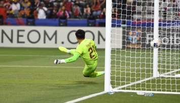 حارس منتخب إندونيسيا يفشل في التصدي لركلة جزاء اللاعب خالد علي