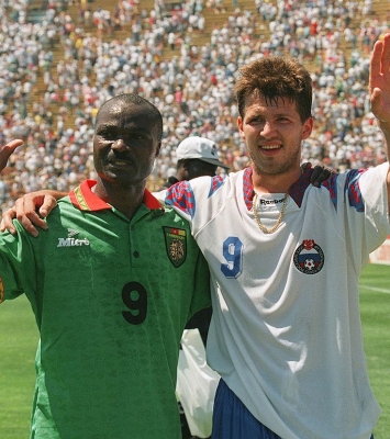 من اليمين الروسي أوليغ سالينكو والكاميروني روجيه ميلا من كأس العالم 1994 winwin ون ون