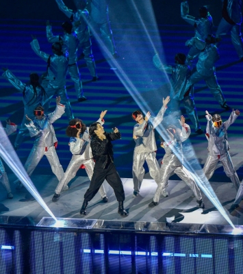 نجم فرقة بي تي اس الكورية جونغ كونغ خلال حفل الافتتاح (Getty/غيتي) ون ون winwin