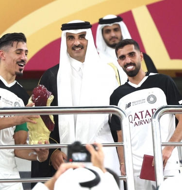 حسن الهيدوس قائد فريق السد بجانب زميله بغداد بونجاح بعد التتويج بلقب كأس أمير قطر (X / AlsaddSC)