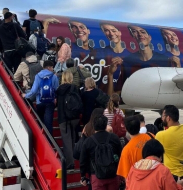 من سفر بعض مشجعي ريال مدريد إلى لندن عبر طائرة تكتسي بألوان برشلونة ون ون winwin
