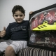 رجل أعمال بريطاني أرسل هدية القميص والحذاء الموقع من صلاح للطفل السوري خميس